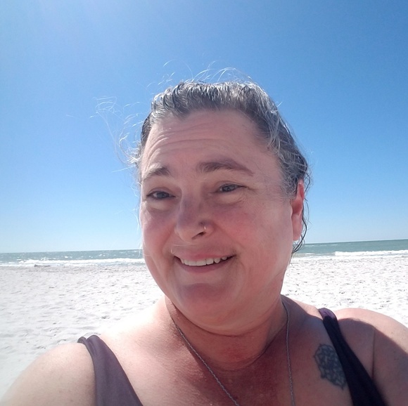 Meet your Posher, Lezlie - Picture 2 of 3